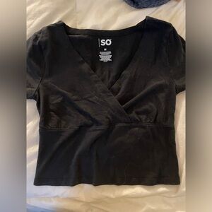 size M cropped black v neck T